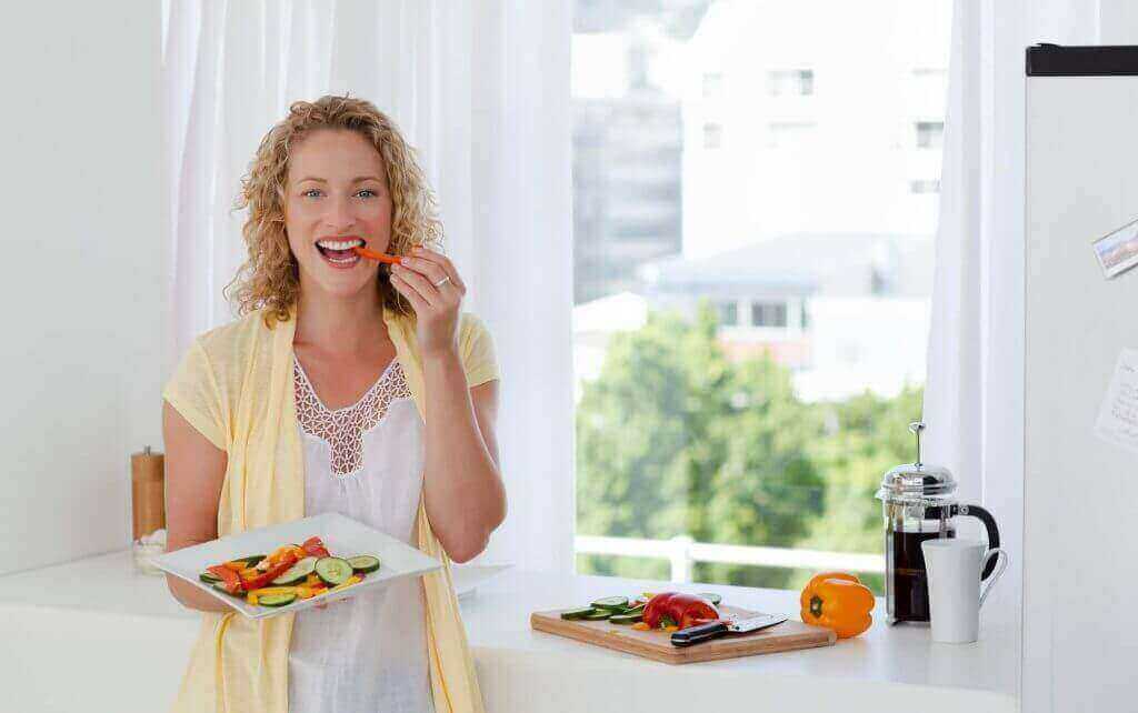 woman eating vegetables