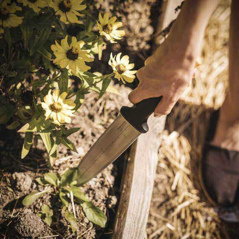 Fiskars Hori Hori Knife - Heavy Duty Gardening Hand Tool with Hang Hole - Lawn and Yard Tools - Black/Orange